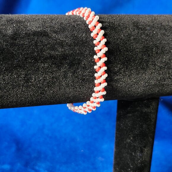 Chic Inclined Pattern Red & White Bracelet - Picture 2 of 3
